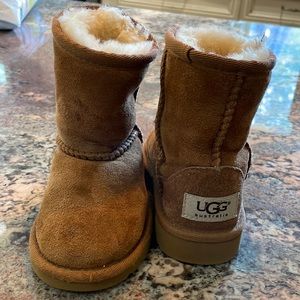 Kids Uggs size 6